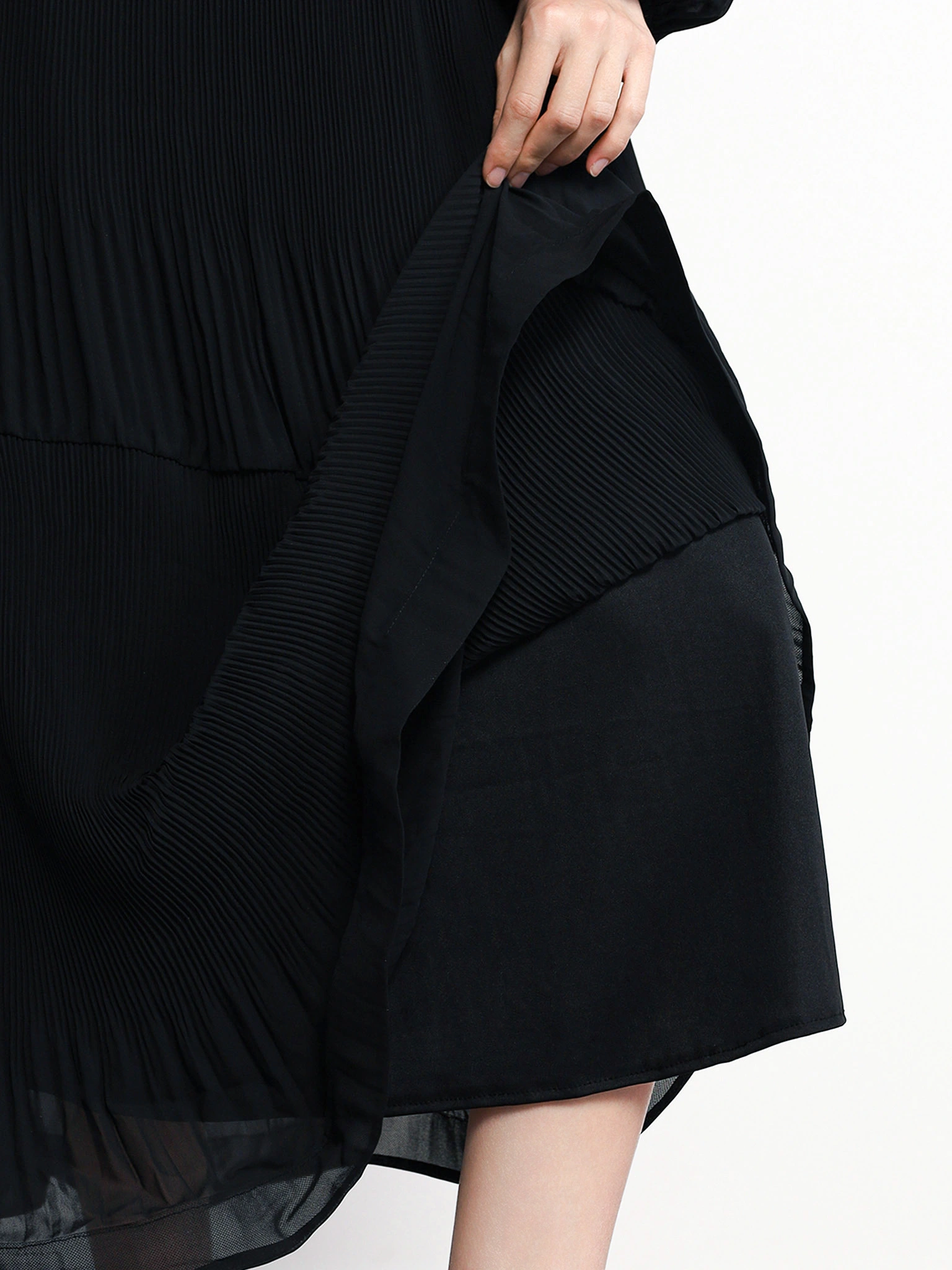 Платье плиссированное с отрезной линией талии